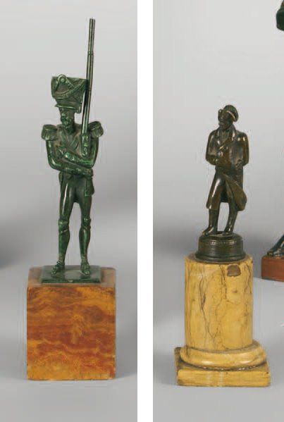 null Deux bronzes sur socle en marbre: L'Empereur Napoléon Ier en pied Bronze à patine...