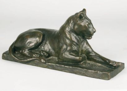 Louis RICHET - 1877-1949 LIONNE AU REPOS Épreuve en bronze à patine brune nuancée,...
