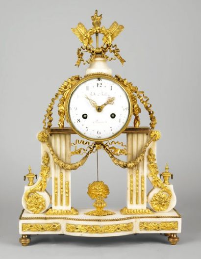 null PENDULE PORTIQUE en marbre et bronze doré et ciselé d'époque Louis XVI à décor...