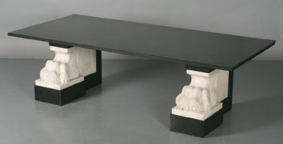 null TABLE BASSE à plateau de granit noir reposant sur des pieds griffes en marbre...