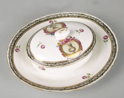 FRANKENTHAL, XVIIIe siècle BEURRIER en porcelaine de forme ovale à plateau adhérent...