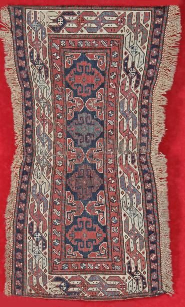 null TAPIS SOUMAK SHASAVAN (Caucase) fin du XIX siècle. A quatre médaillons a crochets...