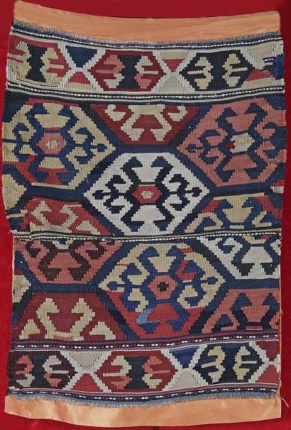 null TAPIS KILIM-KOUBA (Caucase) fin du XIX siècle.
Travail à l'aiguille, technique...