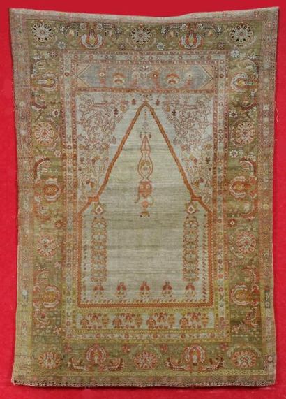 null FIN ET ANCIEN TAPIS KONYA vers 1900. De forme prière.
Champ crème a Mihrab,...