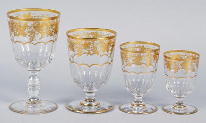 BACCARAT, XIXe siècle 
SERVICE DE VERRES en cristal taillé à pans orné de pampres...