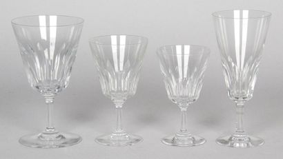 BACCARAT 
SERVICE DE VERRES en cristal à motif de feuilles d'eau comprenant: huit...