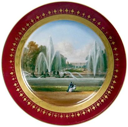 MANUFACTURE DE SÈVRES, XIXe siècle 
VERSAILLES, CHAR D'APOLLON Assiette en porcelaine...