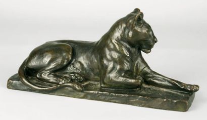 Louis RICHÉ (1877-1949) LION AU REPOS Épreuve en bronze à patine brune nuancée, signée....
