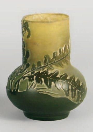 Emile GALLE (1846-1904) Petit vase balustre en verre doublé à décor camée dégagé...