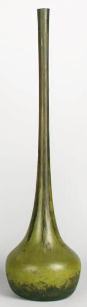 DAUM NANCY Vase bouteille à très haut col étranglé en verre marmoréen vert vers 1910....
