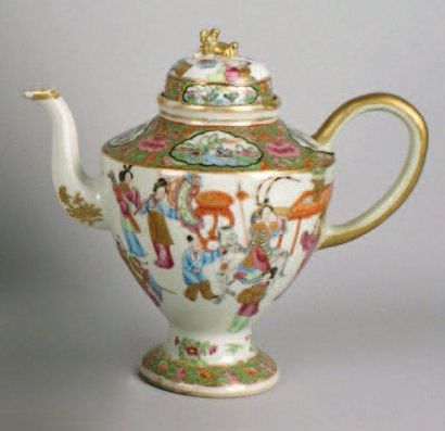 CHINE, Canton, fin XIXème Drageoir en porcelaine à décor polychrome de personnages,...