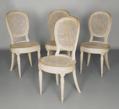 null Suite de 4 chaises cannées cabriolets à dossier médaillon en bois relaqué crème,...
