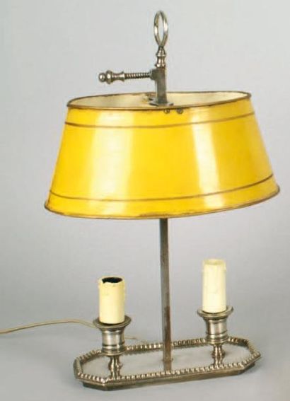 null Lampe bouillotte à 2 lumières en bronze argenté vers 1900 de style Louis XVI...