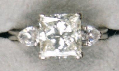 null Bague en or blanc sertie d'un diamant taille princesse 3,70 ct env entourée...