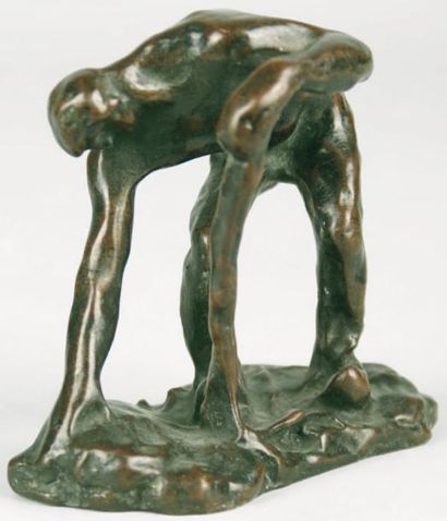 Bernhard HOETGER - 1874-1949 PAYSAN BÊCHANT. Épreuve en bronze à patine brun rouge...