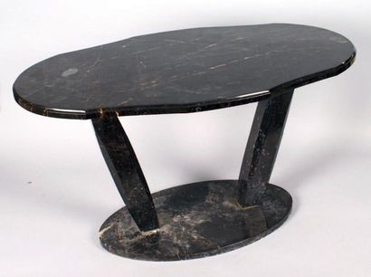 null TABLE BASSE ovale en marbre noir reposant sur un piétement en " V " terminé...