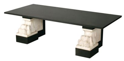 null TABLE BASSE à plateau de granit noir reposant sur des pieds griffes en marbre...