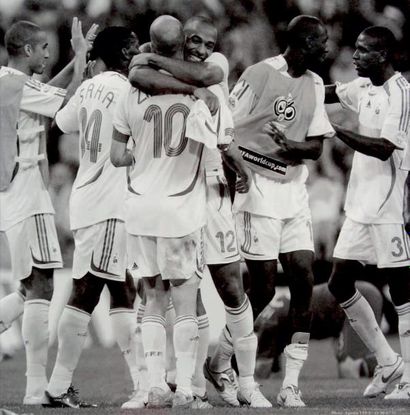 null Le 1er juillet 2006 à Francfort
Thierry Henry et Zinédine Zidane se congratulent...