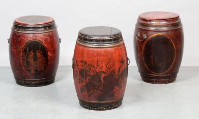 CHINE, fin XIXe siècle TROIS TABOURETS DE JARDIN en bois laqué rouge à décor sur...