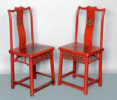 CHINE PAIRE DE CHAISES en bois laqué rouge sculpté, ceinture ajourée.
Début XXe siècle.
Haut.:...