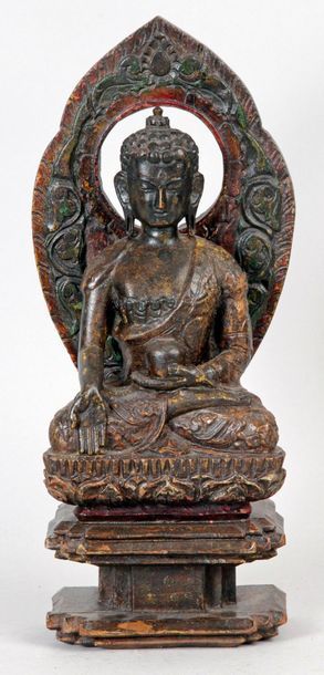 null SUJET en bois patiné brun représentant le Bouddha Shakyamuni assis en méditation,...