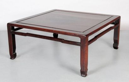 null TABLE CHINOISE CARRÉE BASSE en bois de rose ajourée en ceinture.
XXe siècle.
33...