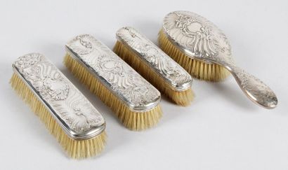 null GARNITURE DE TOILETTE en argent repoussé comprenant trois brosses à habit et...