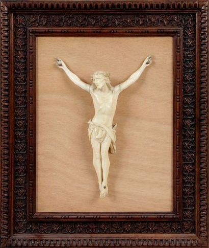 null CHRIST en ivoire d'époque XIXe siècle avec son titulus.
Haut.: 19 cm