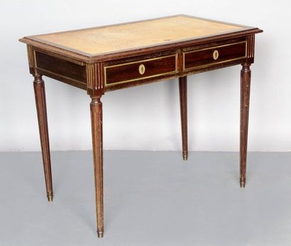 null TABLE À ÉCRIRE de style Louis XVI en acajou, plateau gainé de cuir.
75 x 90...