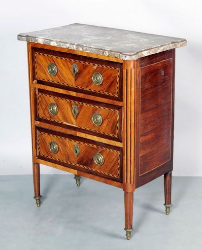 null COMMODE D'ENTRE-DEUX ouvrant à trois tiroirs et style Louis XVI et d'époque...