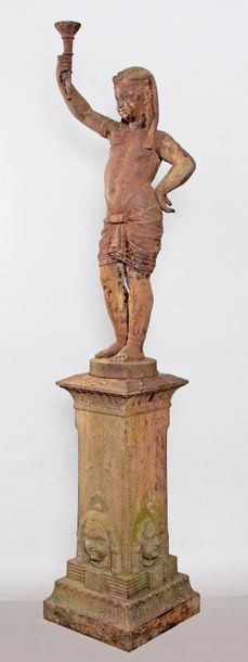 FONDERIE DE TUSEY, XIXème TORCHÈRE en fonte de fer figurant un Égyptien sur un socle...