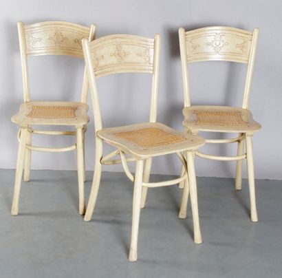 null SUITE DE TROIS CHAISES CANNÉES en bois laqué blanc thermoformé de la firme Jacob...