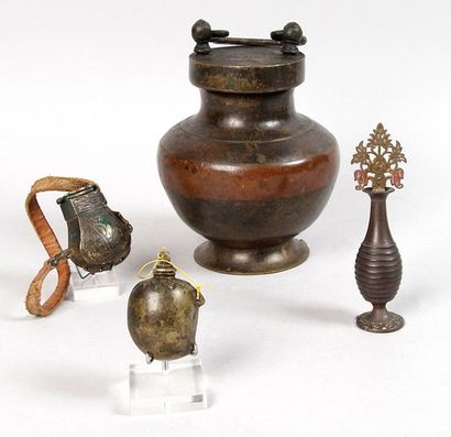null LOT DE QUATRE OBJETS comprenant: un vase rituel en alliage de cuivre, pour recueillir...