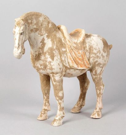 null MINGQI représentant un cheval en terre cuite beige rosée avec engobe blanc et...