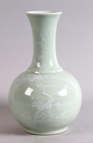 CHINE VASE PANSU à long col en porcelaine à décor en léger relief sur fond émaillé...
