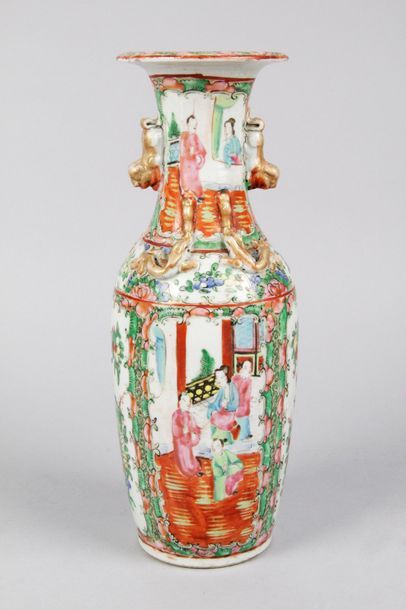 CHINE, CANTON, Fin XIXe siècle PETIT VASE en porcelaine à décor émaillé en réserve...