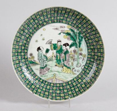 Chine, fin de la période Qing COUPE en porcelaine et émaux de style de la Famille...
