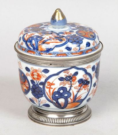JAPON, période Edo, XIXe siècle POT COUVERT en porcelaine d'Imari à décor floral...