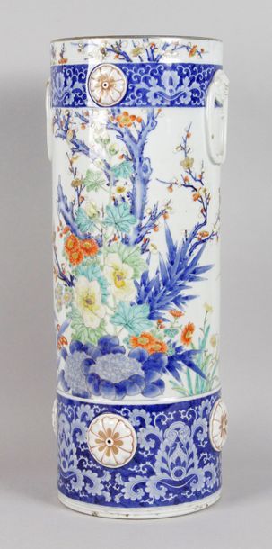 JAPON, fin XIXe siècle GRAND VASE en porcelaine à décor polychrome et doré de fleurs...