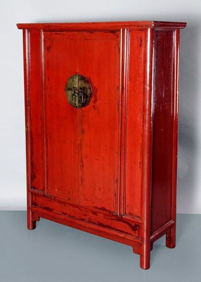 CHINE PETITE ARMOIRE en bois laqué rouge, fermeture en laiton.
XXe siècle.
155 x...