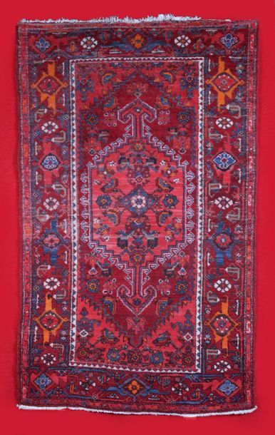 null TAPIS MELAYER (Iran) vers 1985.
Champ rubis à large médaillons central floral...