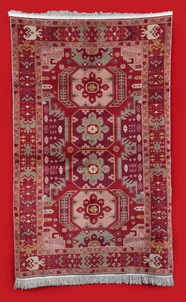 null TAPIS CHIRVAN AZERBADJAN (Russie) vers 1985. A quatre médaillons géométrique...