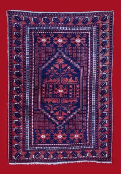 null TAPIS YADIBEDIR (Turquie) vers 1980.
Fond bleu nuit à décor géométrique. 151...
