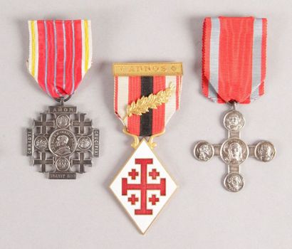 null VATICAN Ensemble de trois médailles, comprenant: -Une croix de Latran en métal...