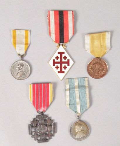 null VATICAN Ensemble de 5 médailles comprenant: Une médaille des pèlerins de Jérusalem...