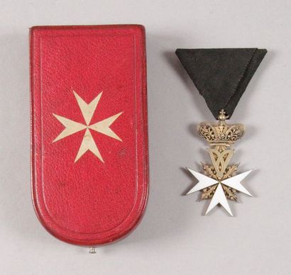 null ORDRE DE MALTE Croix de donat. En vermeil, émaillée uniface. Ruban triangulaire....