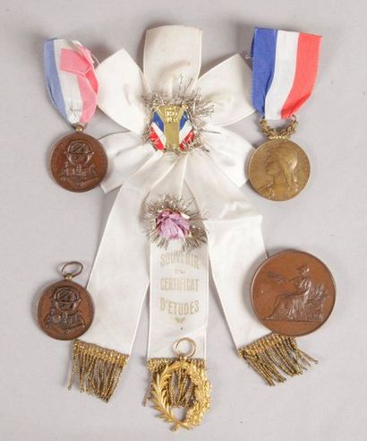 null France
Certificat d'étude Ensemble de six médailles et insignes: - médaille...
