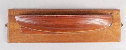 null DEMI-COQUE DE DÉRIVEUR à coque à bordée en bois, circa 1940.
15 x 50 cm