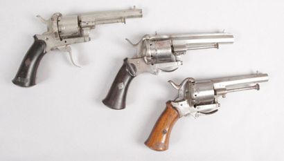 null Trois revolvers à broche -6 coups, calibre 7mm (accident mécanique). -6 coups,...