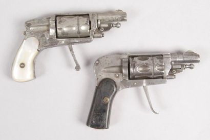 null Deux pistolets hammerless, calibre 6 mm, Velodog: a- canon à pans finition gravée,...